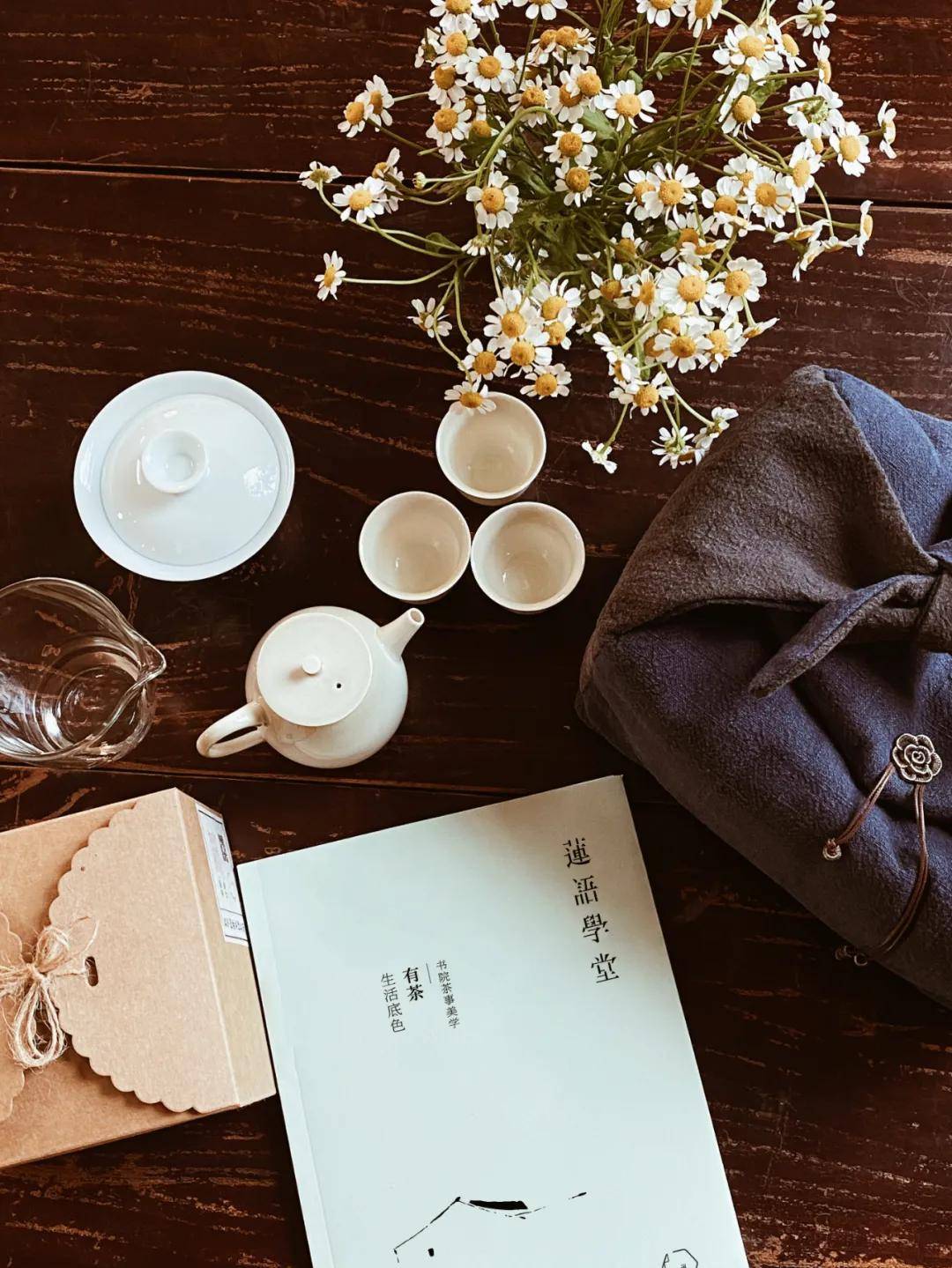 莲语学堂创始人,生于1974年 书院茶事美学首创者,书茶生活首倡者 人社