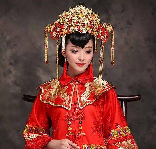 农村大妈头戴凤冠参加鉴宝,专家:赶紧给我摘下来_女性