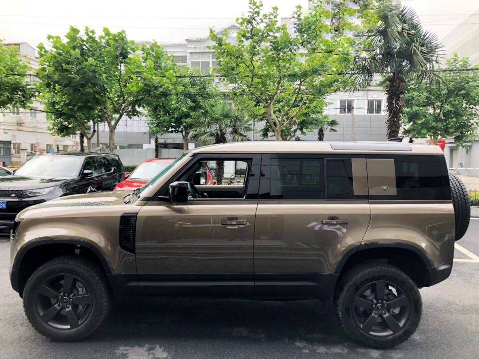 首台琥珀色路虎卫士到店!外观精致又大气,动力表现与宝马x5看齐