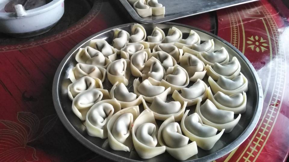 饺子在湖北宜昌的农村叫"包面";腊肉丁和野韭菜做馅,味道要麻辣!
