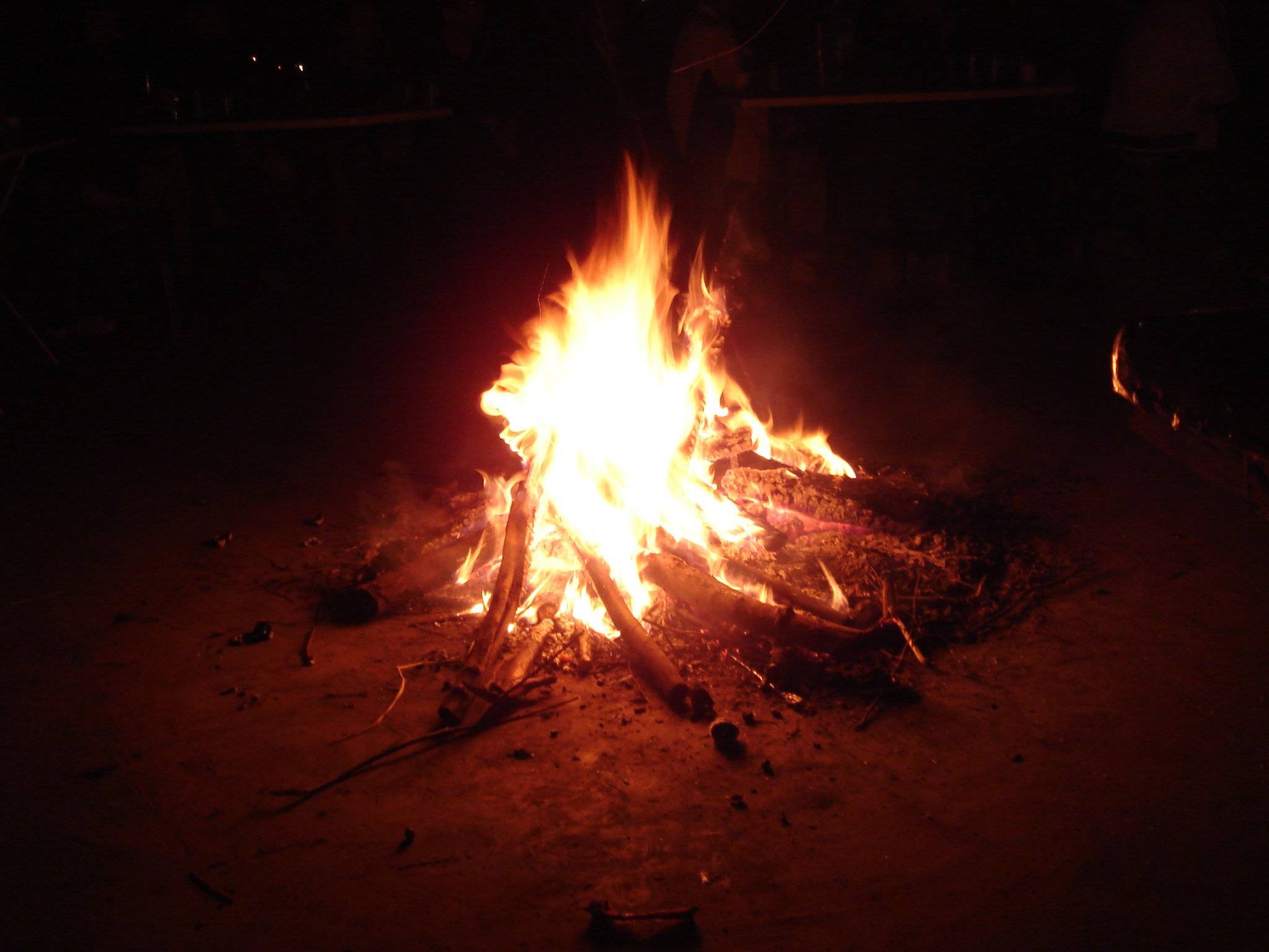 明艳的篝火,在黑夜中熊熊燃起,照亮每个人的心田