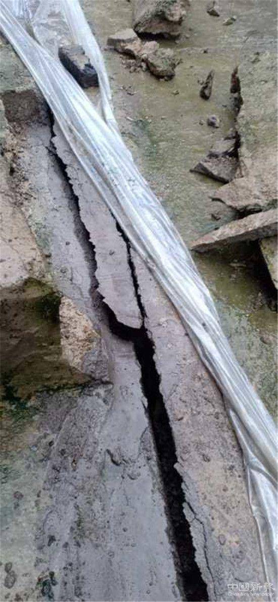 贵州正安:小村庄惊现大裂缝 当地政府已组织村民安全转移