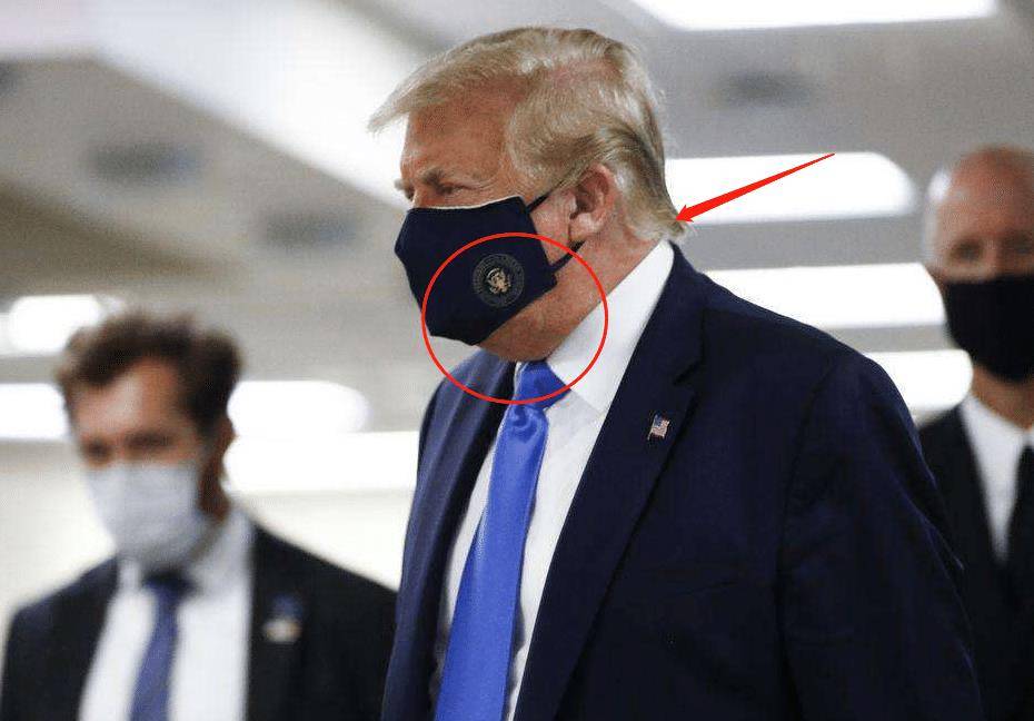 原创特朗普戴黑口罩霸气出场,有谁注意到口罩上的图案?