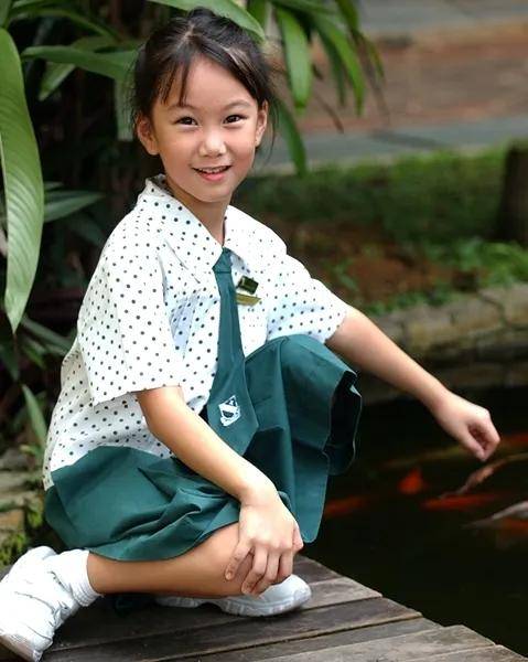 没有对比就没有伤害,新加坡校服也太好看了吧!