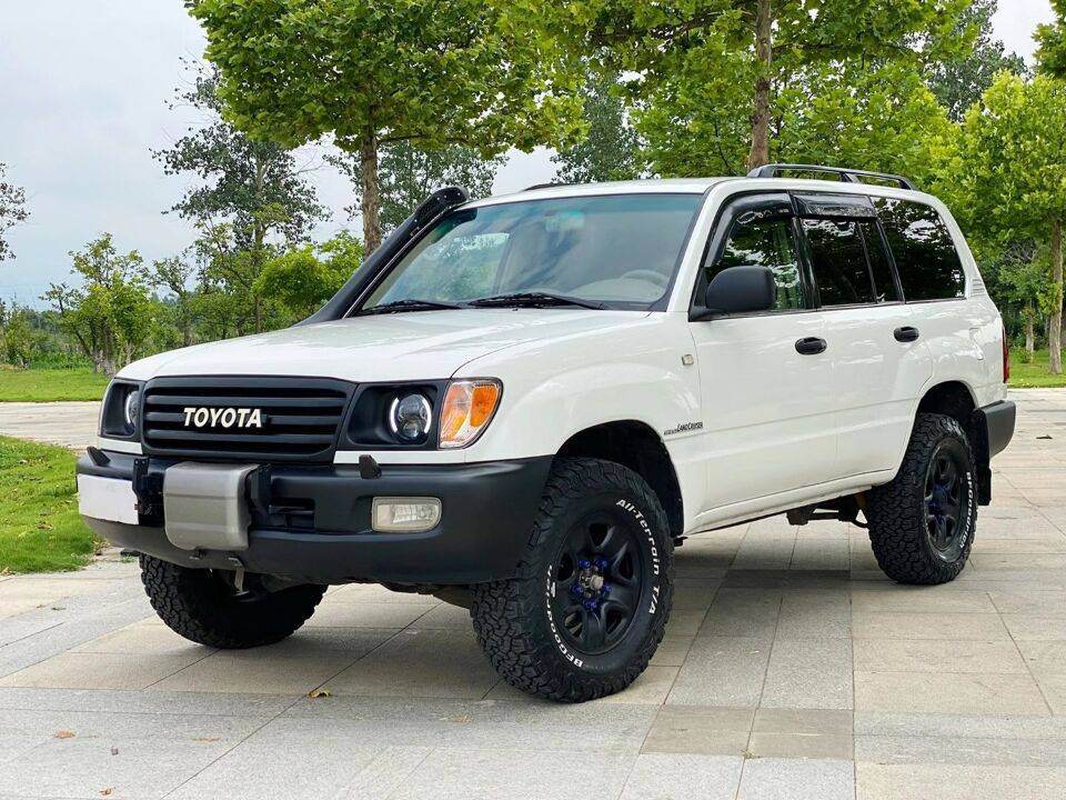 最经典的丰田陆巡亮相!精致圆形led灯组 8缸动力,四驱真霸气!