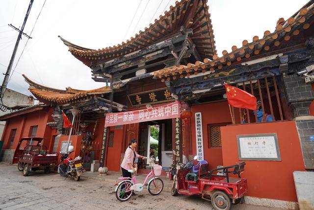 这些年旅行,我在好几个寺院吃过斋饭,而云南建水燃灯寺先后吃过两次.