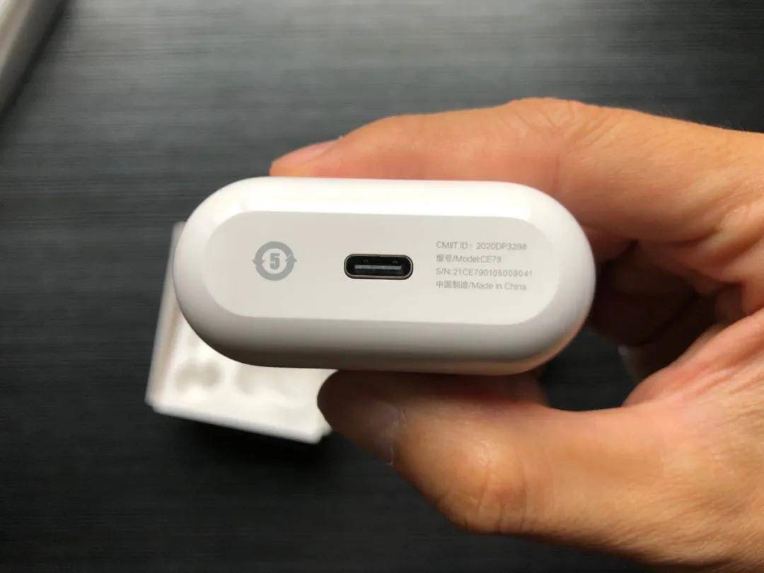 耳机盒底部,c口充电