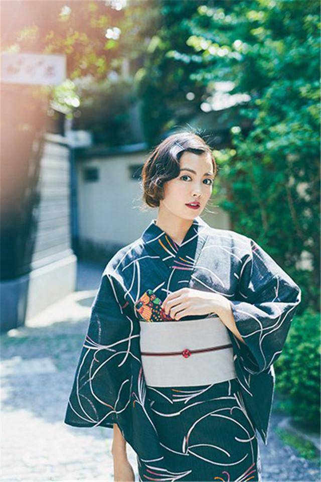 原创日本萌妹纸穿着浴衣上街走,气质优雅吸引人,美的没话说