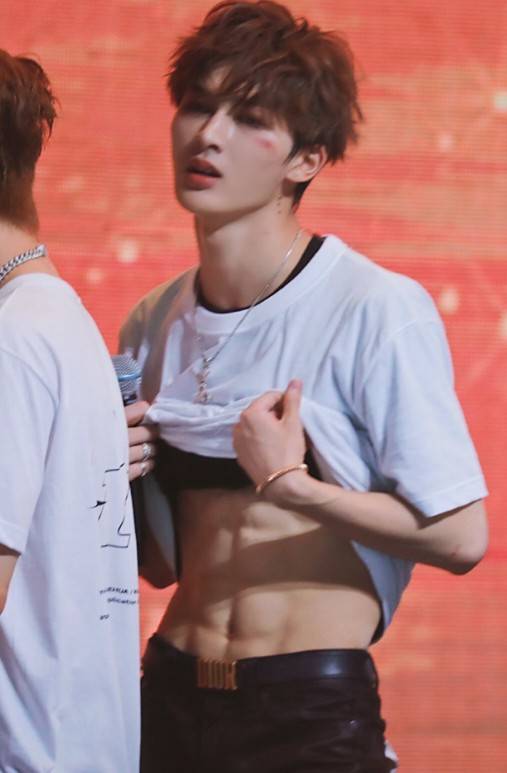 原创娱乐圈好身材男星王嘉尔鲨鱼线白敬亭二头肌最馋的是他