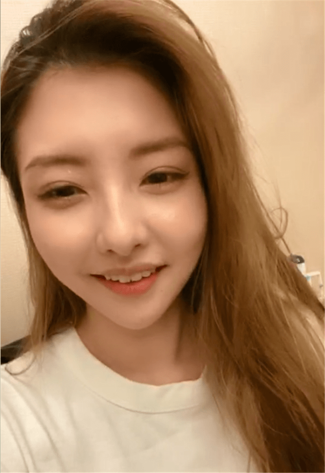 原创王思聪前女友豆得儿素颜直播,大谈整容经验,自曝经常打玻尿酸