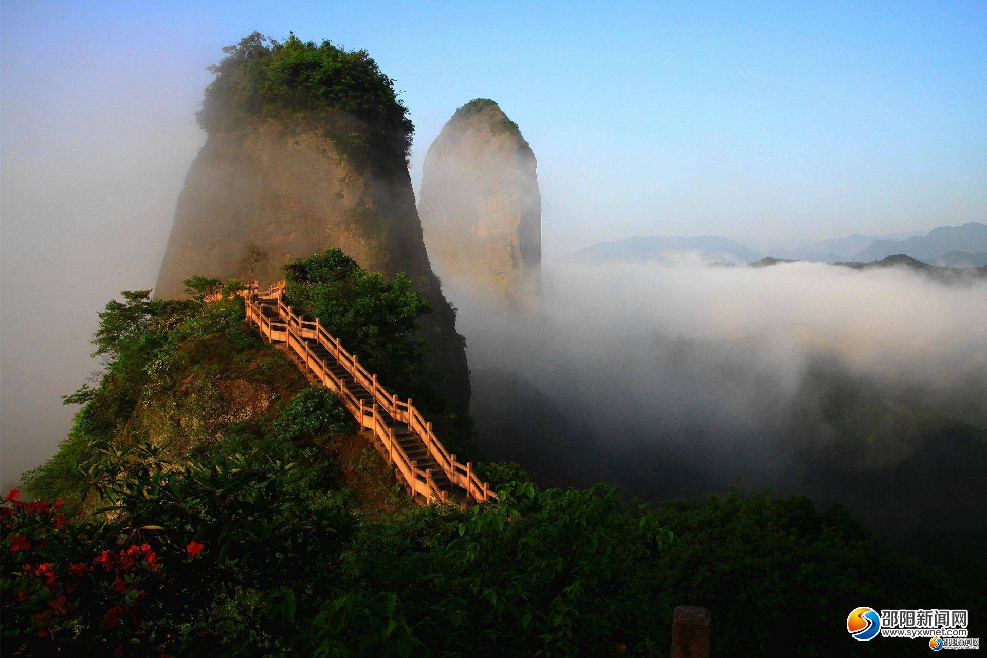 云雾中的崀山双烛峰(颜克明摄)