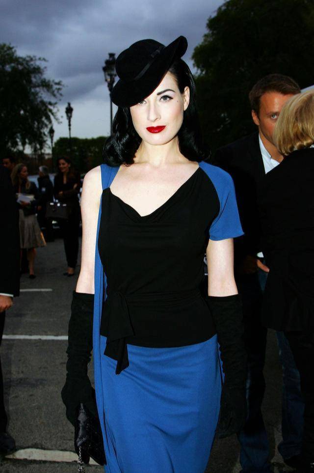 原创蒂塔·万提斯欧美古典风佳人,灰色礼服自然垂下,性感与雅致共存