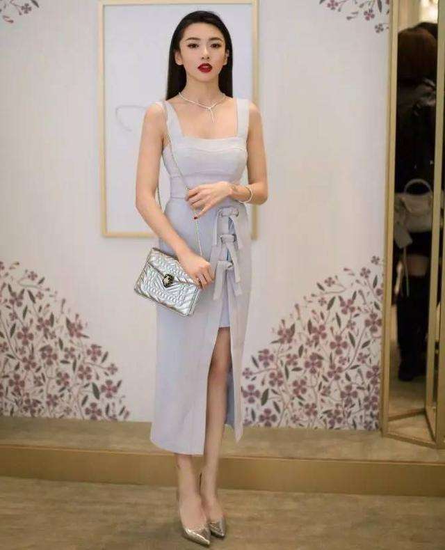 只是这身高也许是硬伤,穿着高跟鞋的程晓玥仍然矮郑恺半个头,看过跑男