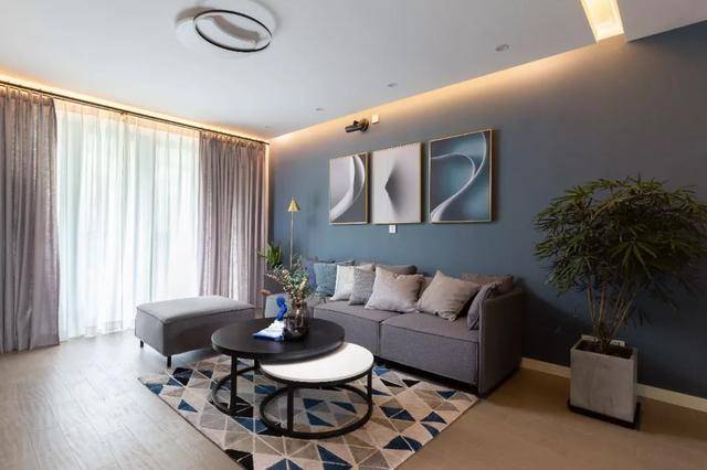 129平三居,蓝灰色客厅格调大气,电视墙改收纳柜,真实用!