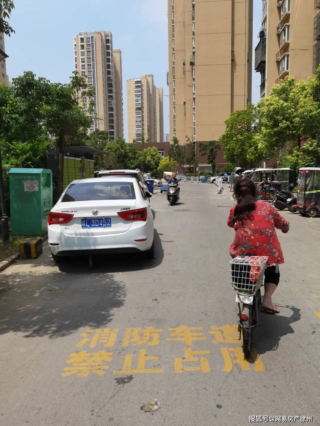 进入小区内部后给我的第一感受是小区内部停车太乱了全都是车到处
