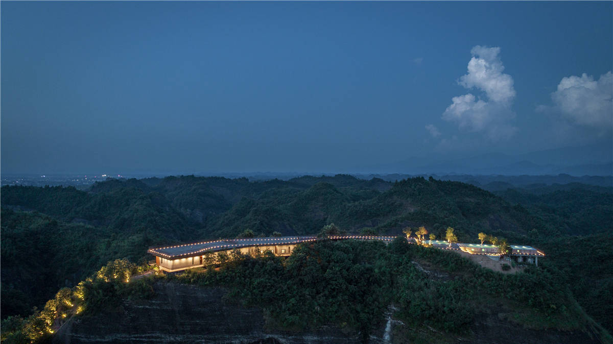 国内少有的修建在山崖上的酒店,晚上亮起灯就像是在外星球