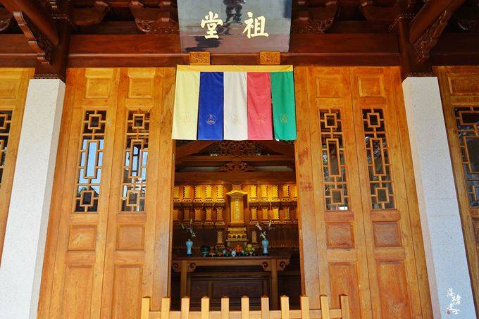 过了南普陀的山门便是从俗世走进了佛教僧界.