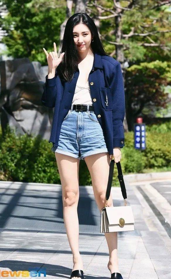 原创南韩腿精宣美晒照西装配短裤秀大长腿不愧是女团代表身材