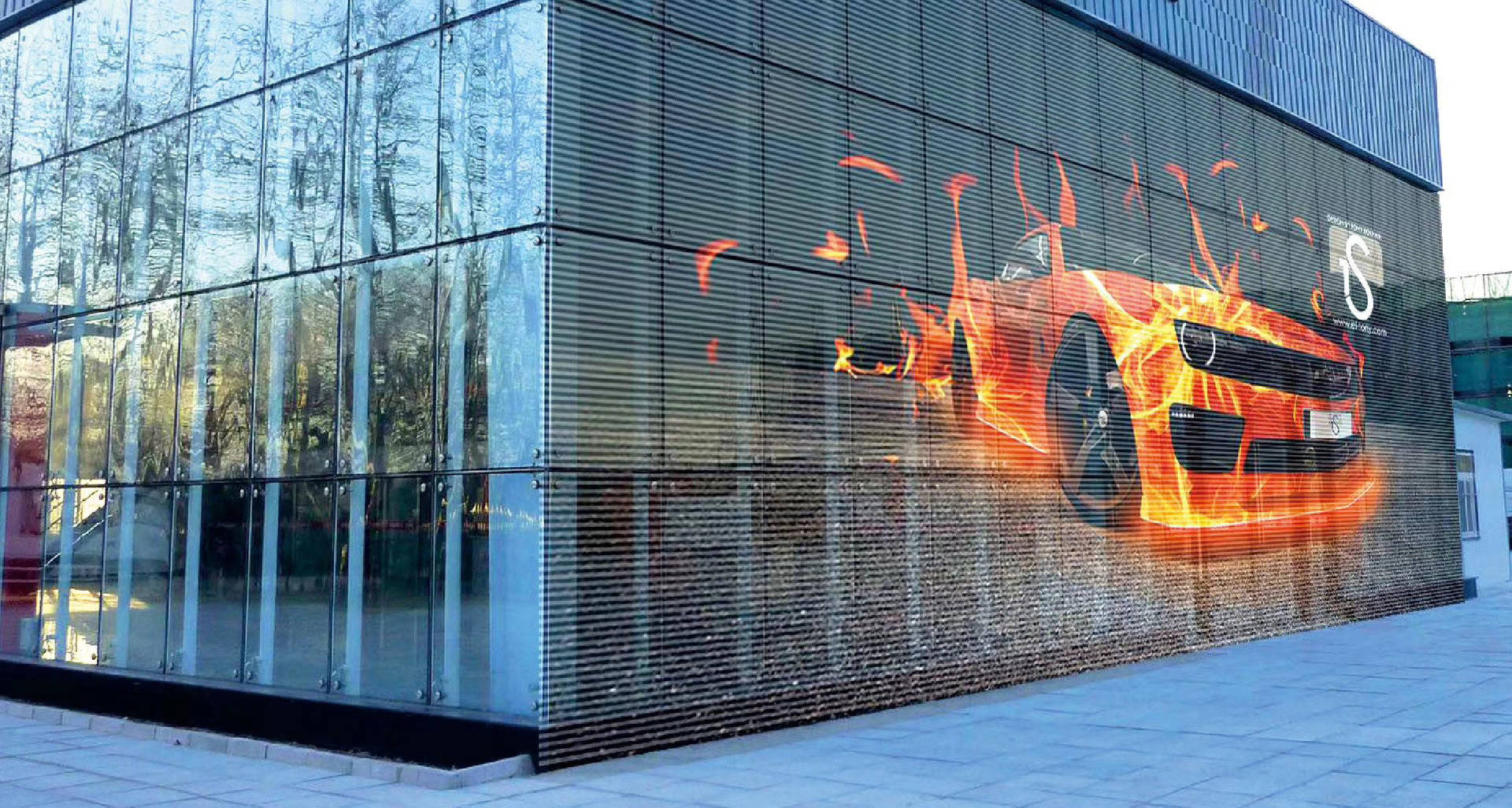 幕墙led透明屏在现代都市楼体亮化工程中发挥着无可替代的作用