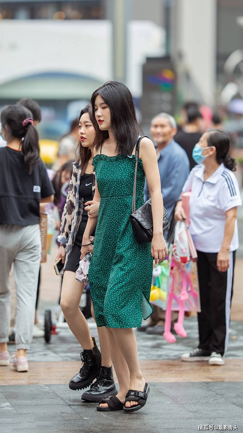 三伏天,美女把居家拖鞋穿上了街头,穿出随性气质,展现另类时尚