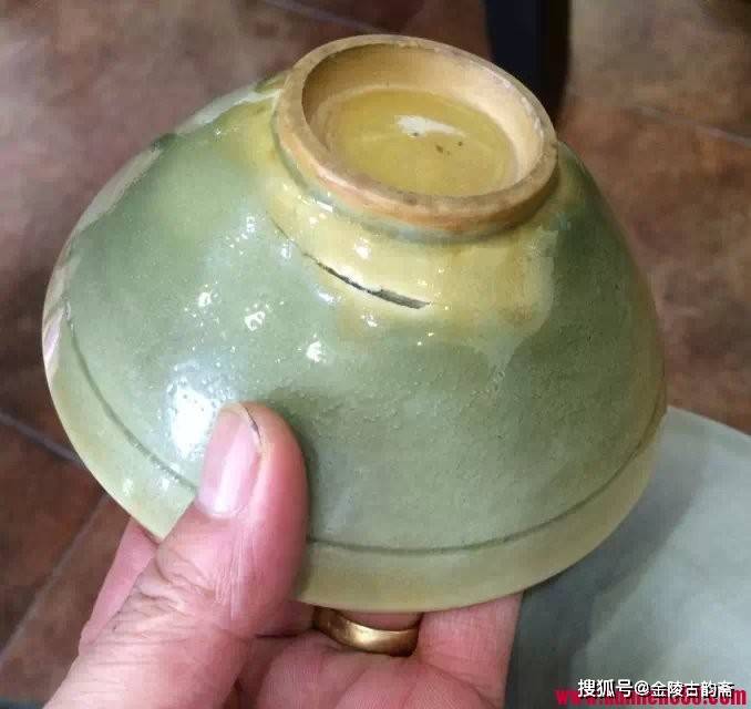 五代和宋代耀州窑青瓷的底足照片