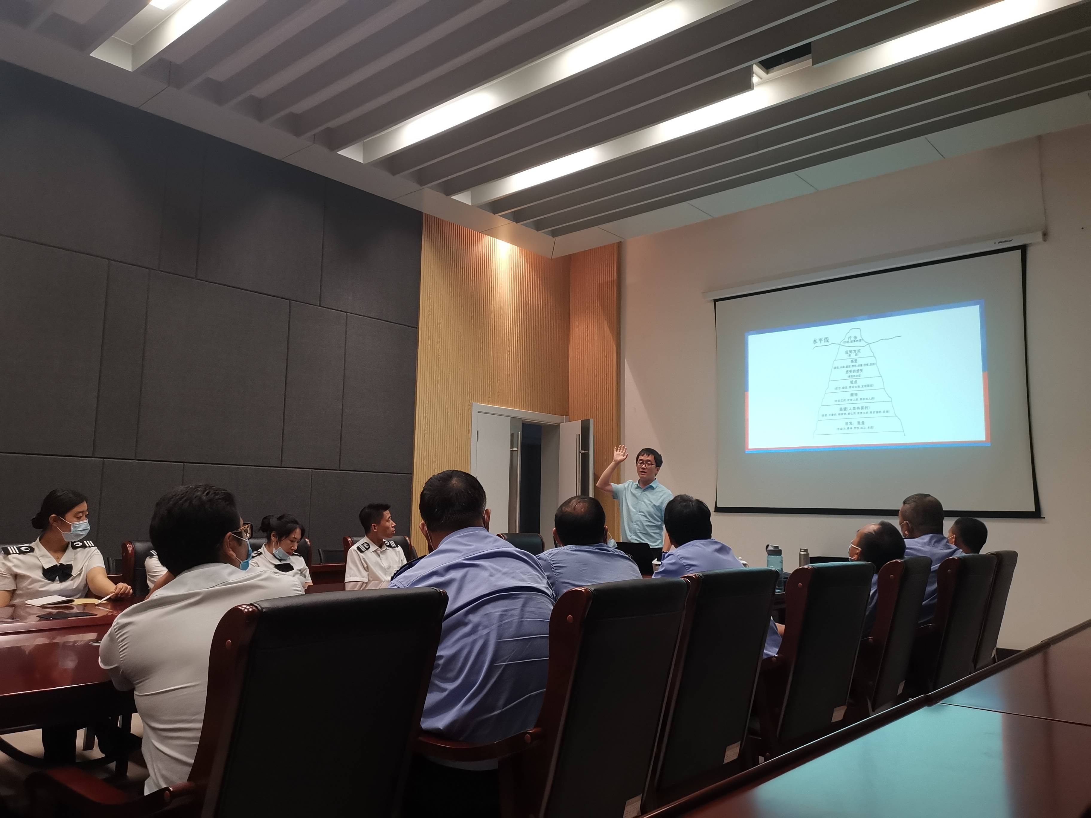 观点评论|社会心理服务专家罗清军老师为公交驾驶员开展心理健康培训