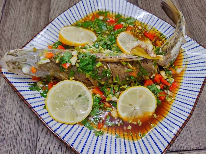 夏日开胃鱼肉菜谱泰式柠檬鱼酸甜开胃美味营养吃不够