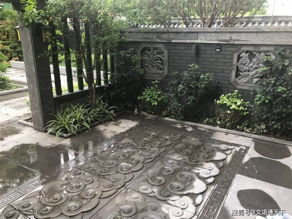 庭院用青砖铺设,中间用了带有祥云砖雕文案的地砖,外围又用了回纹线