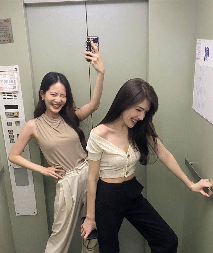 许玮甯电梯大胆自拍,穿露脐装撩肩秀马蜂腰,闺蜜曾之乔都看心动