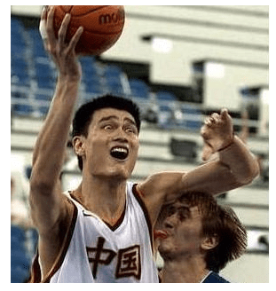 这画面,喜剧电影里都没有,姚明这表情太喜感.