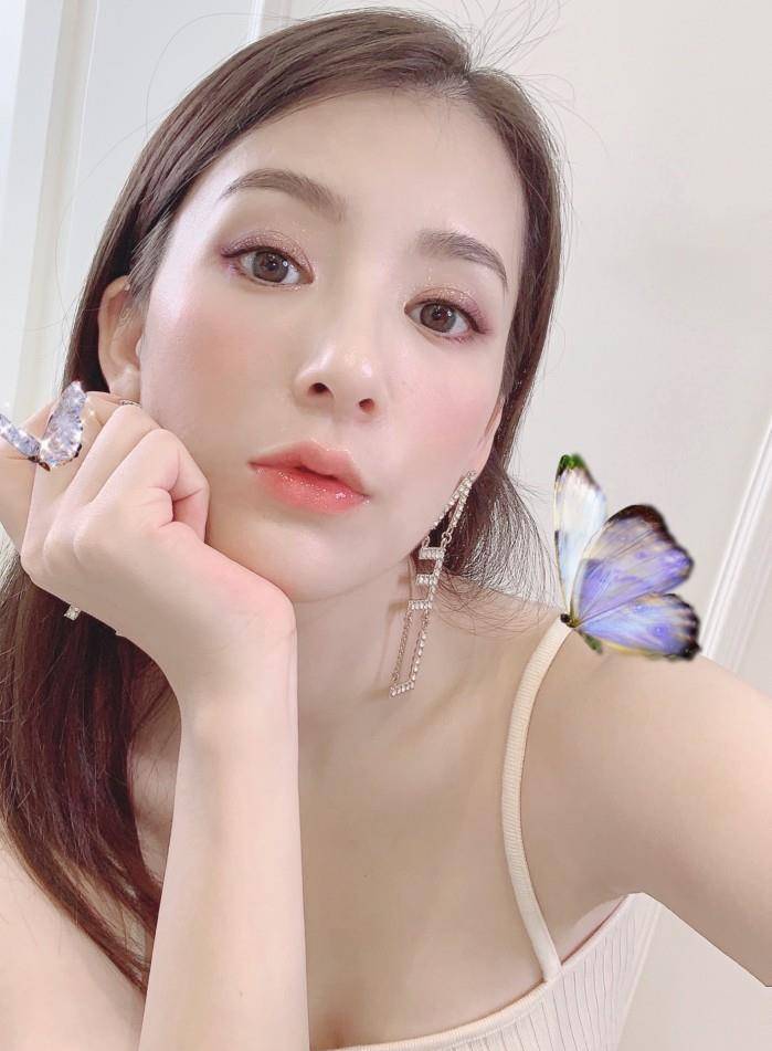 原创方媛晒美照分享生活,穿吊带小秀性感,戴名贵耳钉尽显阔气