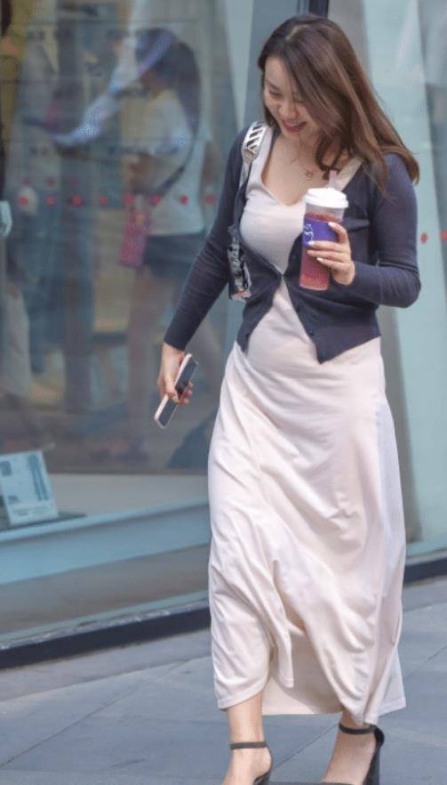 45岁的女人,散发成熟知性美