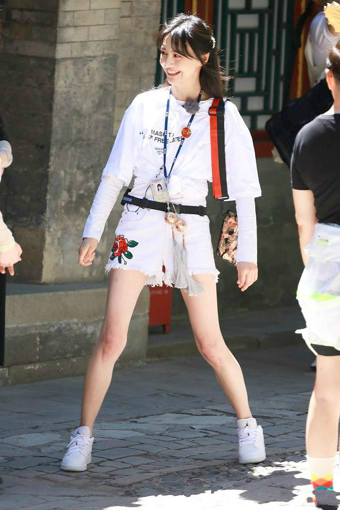 李若彤晒30年前老照片,穿牛仔短裤不系扣满是港味,比现在胖一圈