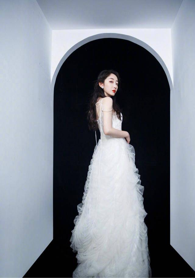 蒋梦婕婚纱造型艺术别致珍贵首饰高贵惊艳会穿搭的宝藏女孩