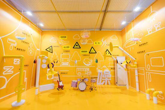 博物馆一进门,就能看到醒目的吐槽墙,墙上,天花板上写满了各种门窗