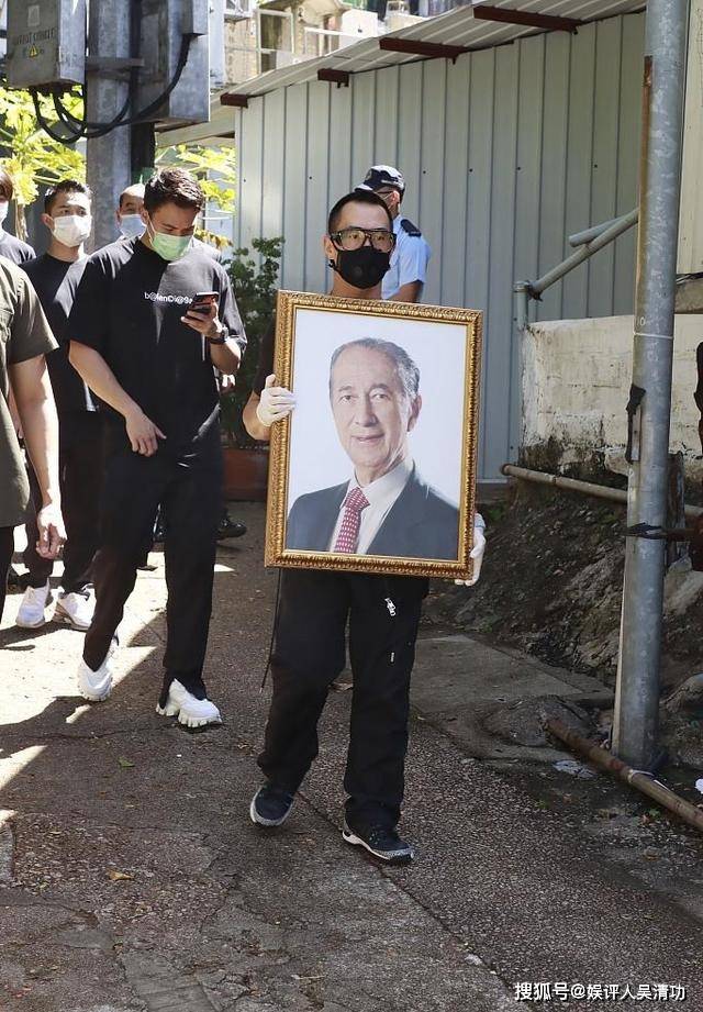 序言:2020年7月17日,"澳门赌王"何鸿燊遗体从殡仪馆移送到东华义庄,至