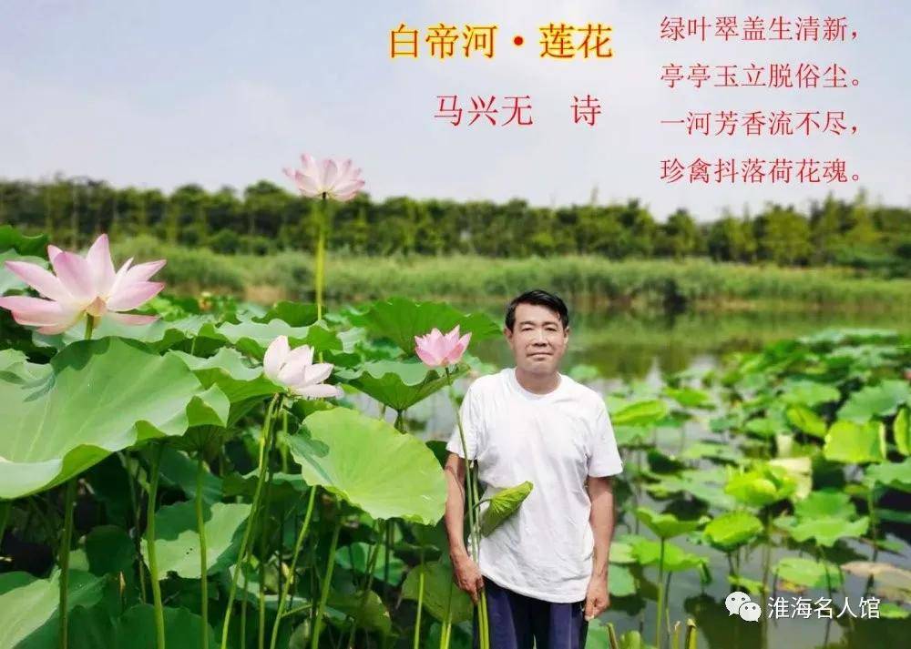 绿叶翠盖生清新,二,红莲娇嗔笑吟吟.青茎多情扯衣袖,浮翠流丹漂白云.