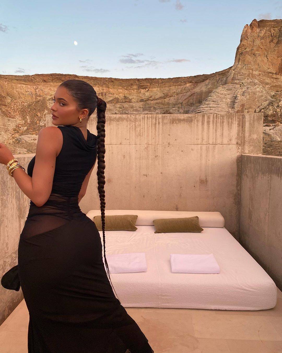 组图:凯莉詹娜晒美图秀好身材 这腰身太撩人