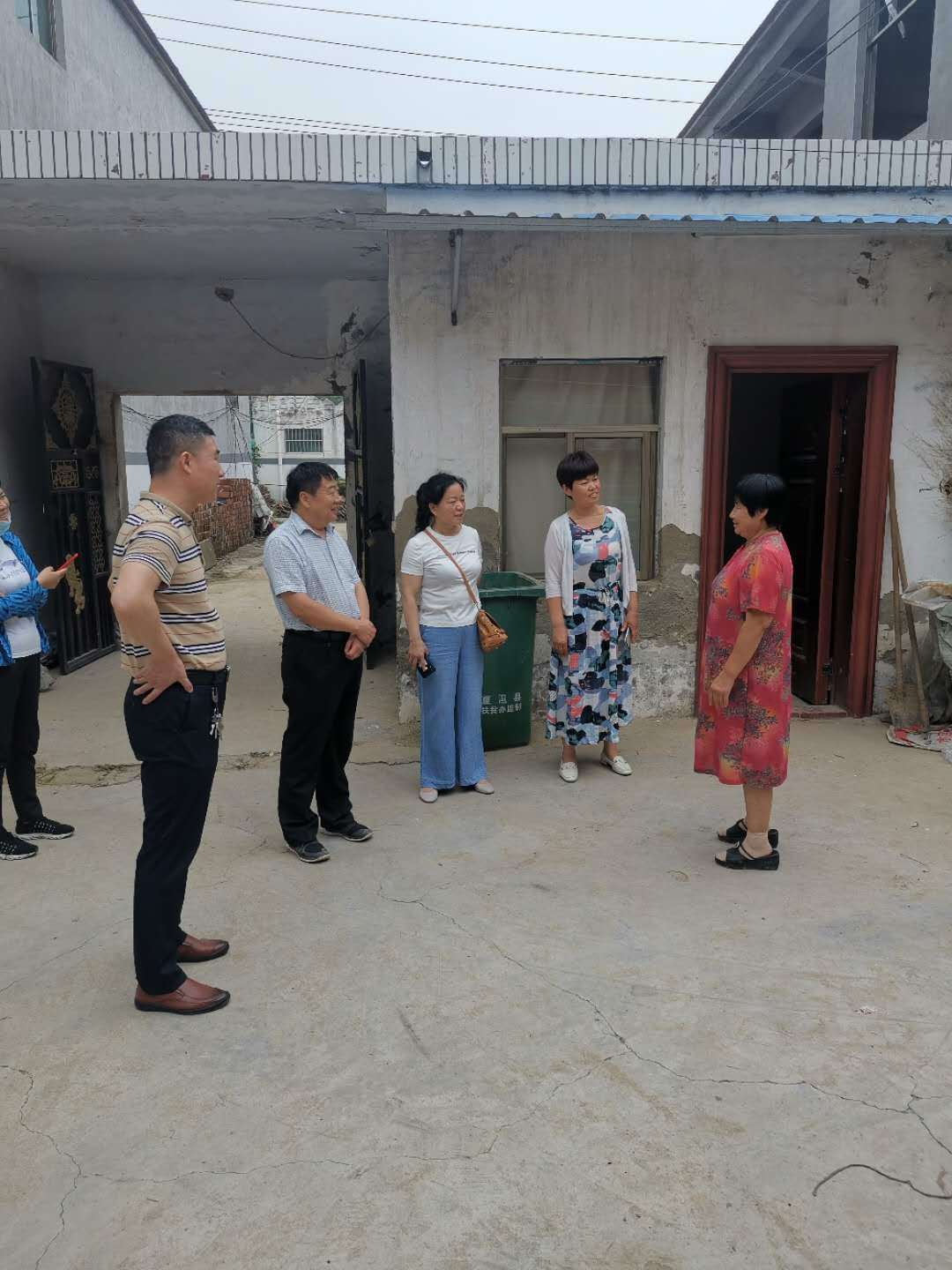 夏邑县总工会领导一行深入罗庄镇贫困家庭实地考察