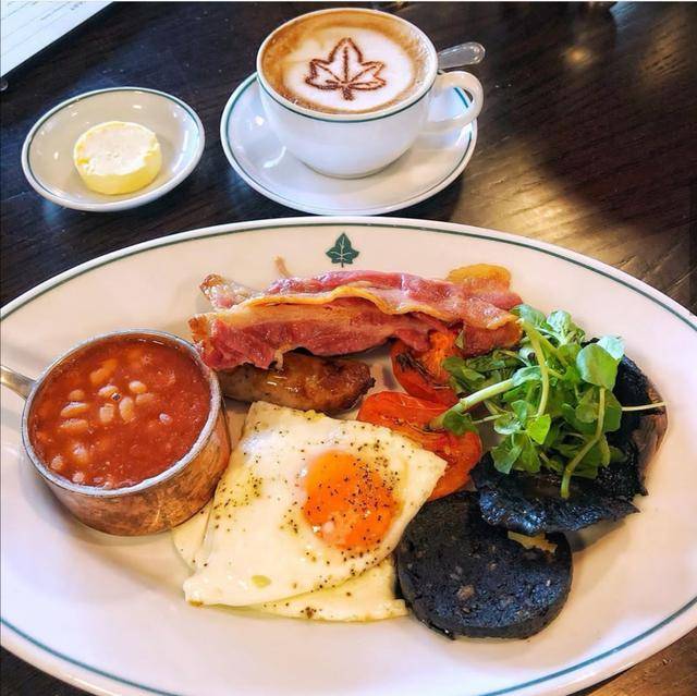 看到英国网友晒出来的早午晚餐,也是挺精致的,尤其是英式早餐