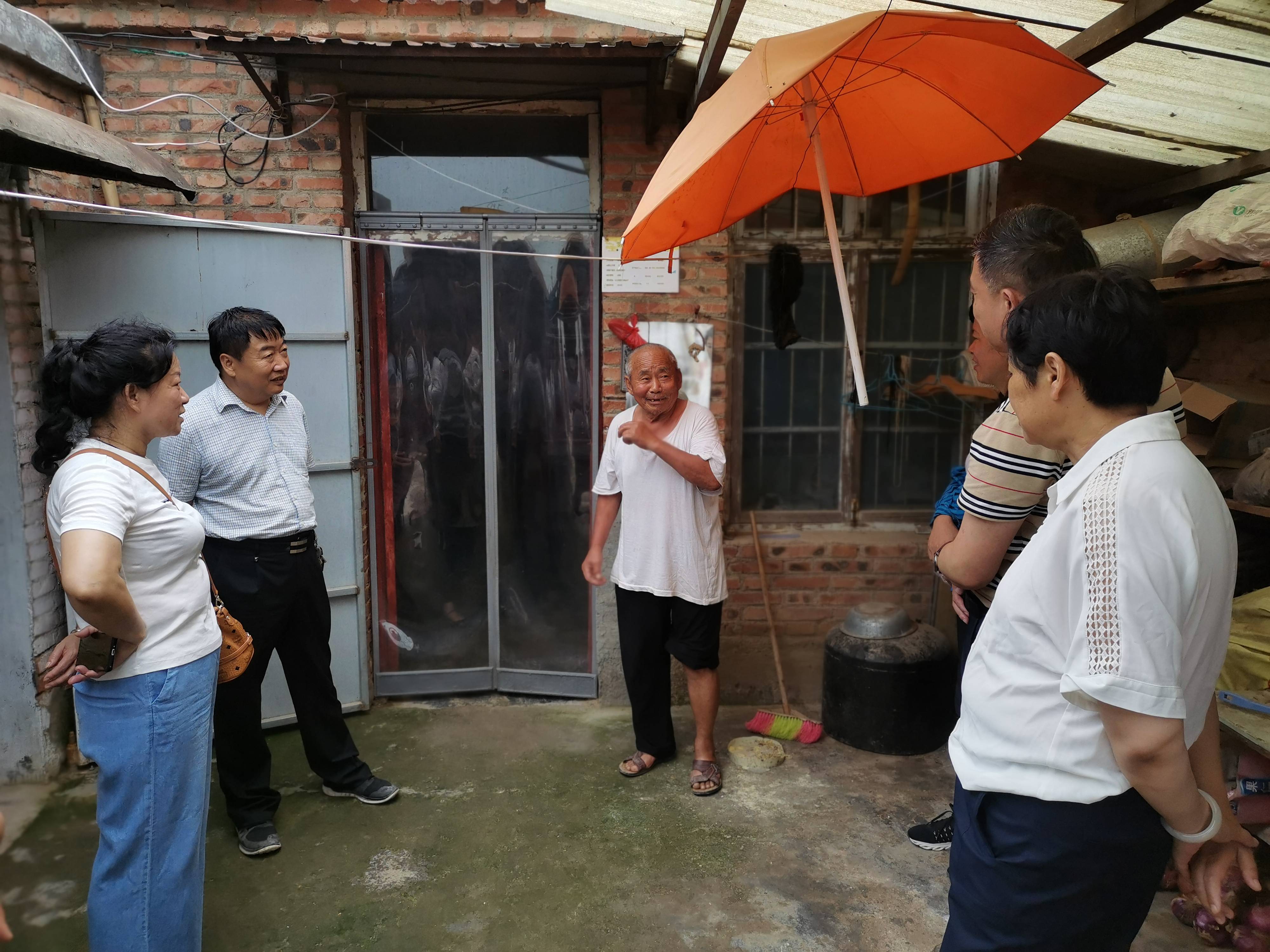 夏邑县总工会领导一行深入罗庄镇贫困家庭实地考察