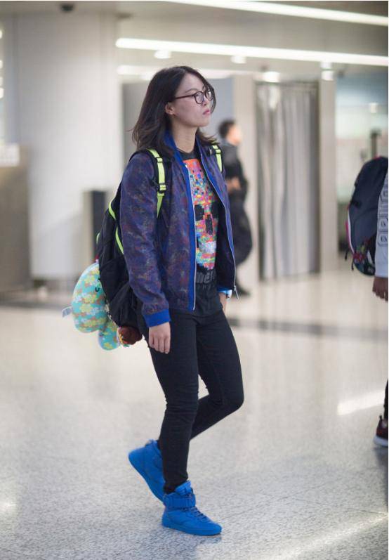 傅园慧一身t恤走机场虽然造型简单却暴露好身材曲线不输男模