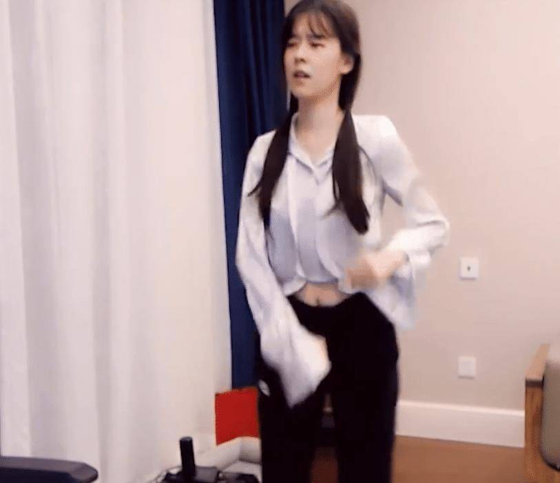 沫子穿露脐装跳网红舞蹈一旁助理看不下去了你这不是猩猩吗