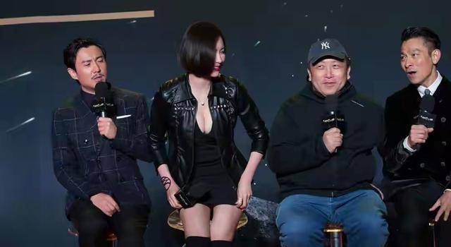 胡然身材有多棒小黑裙配皮衣外套美得让人移不开眼