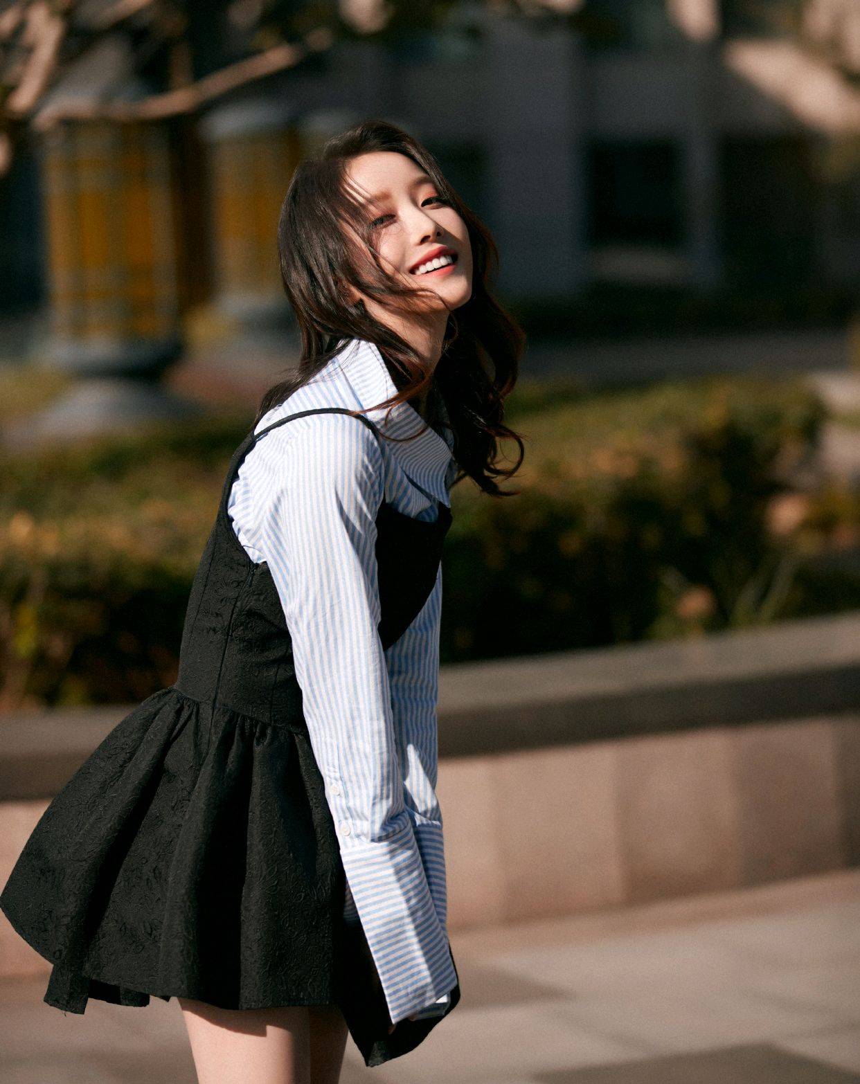 姜贞羽穿衣太大胆穿奶油绿连衣裙再用绳子缠绕固定意外的高级