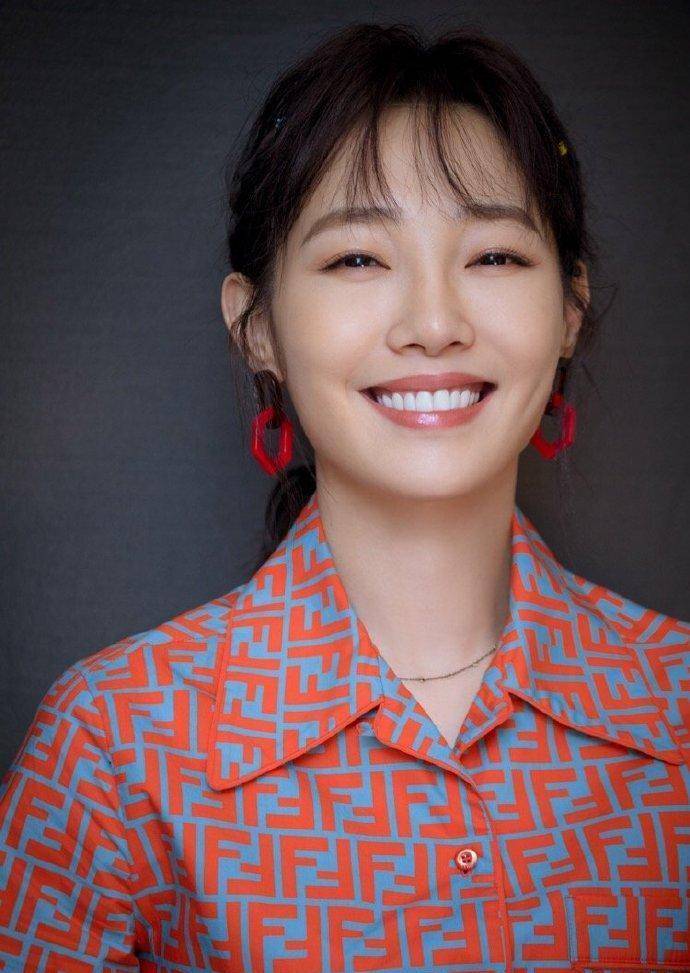 原创白百何亮相北京台春晚,穿7800衬衫配12000半身裙,带你回味经典