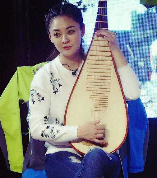 紧接着,她又和黄晓明合作主演了偶像剧《花妮妹妹》,在剧中饰演女主"