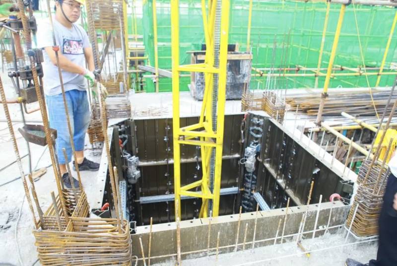 铝膜电梯井自爬升安装要点及细节展示