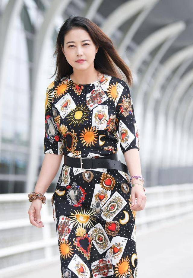 印花长裙精致女人味,高跟鞋打造大长腿,周海媚时髦化身韩国欧尼_花纹