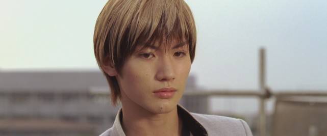 以童星出道的他7岁就参演了电视剧《亚久里》,2005年凭借《fight》